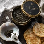 Caviar perigord noir : grains frais en boîte ouverte et blinis