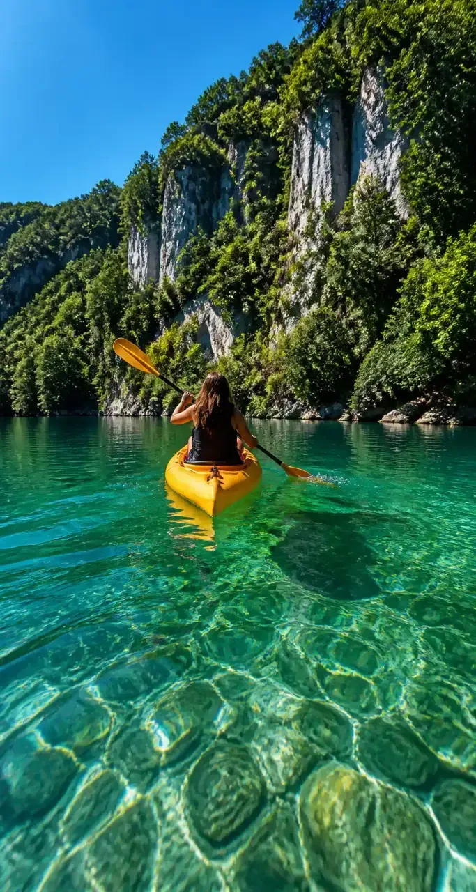 Kayak sur la Dordogne corrézienne aux eaux cristallines en été