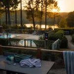 Camping campagne dordogne : terrasse bois et piscine chauffée au Périgord Noir