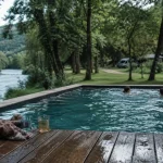 Camping les cascades dordogne : piscine chauffée au bord du Céou, terrasse et enfants