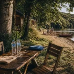 Camping les chalets sur la dordogne à Girac : table et chaises au bord de la Dordogne