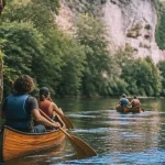 Canoë vézère ou dordogne en Périgord, eaux calmes et falaises