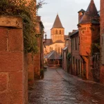 Combien de temps pour visiter Collonges-la-Rouge ? Rue pavée aux murs en grès rouge