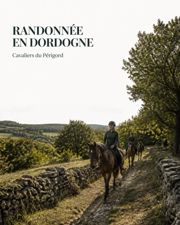 Randonnée équestre périgord dans les vallées boisées de Dordogne avec cavaliers sur un sentier rural