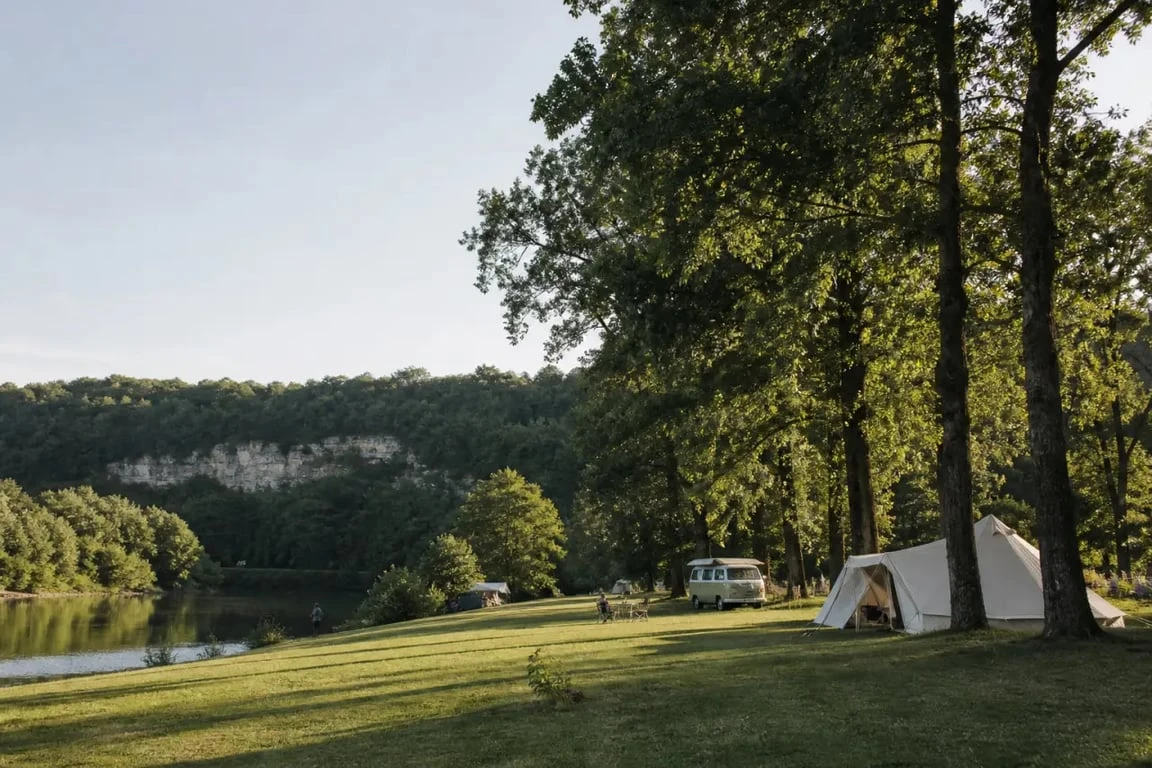 Camping nature Dordogne au bord d’une rivière, emplacements ombragés et ambiance calme