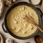 Fondue creusoise, caquelon en grès et fromage fondu nappant