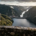 Belvédère des gorges de la dordogne : lac calme et barrage