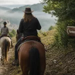 Randonnée équestre périgord : cavaliers sur sentier calcaire, vallée et châteaux