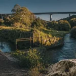 Azerat dordogne, ruisseau et viaduc dans la vallée
