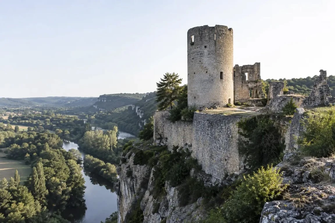 Vestiges du château de Montignac en Dordogne dominant la vallée de la Vézère