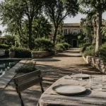 Vue jardin et piscine de l’Hostellerie du Causse à Gramat
