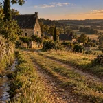 Proissans dordogne, chemin rural et maisons en pierre